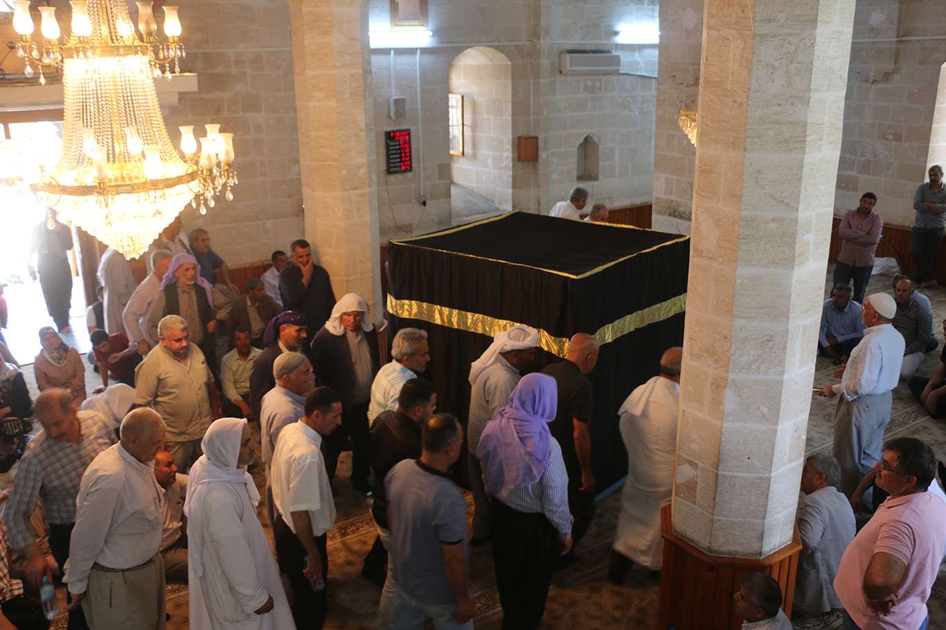 Şanlıurfa'da hacı adayları Kâbe maketi etrafında tavaf heyecanı yaşadı Şanlıurfa'da hacı adayları Kâbe maketi etrafında tavaf heyecanı yaşadı